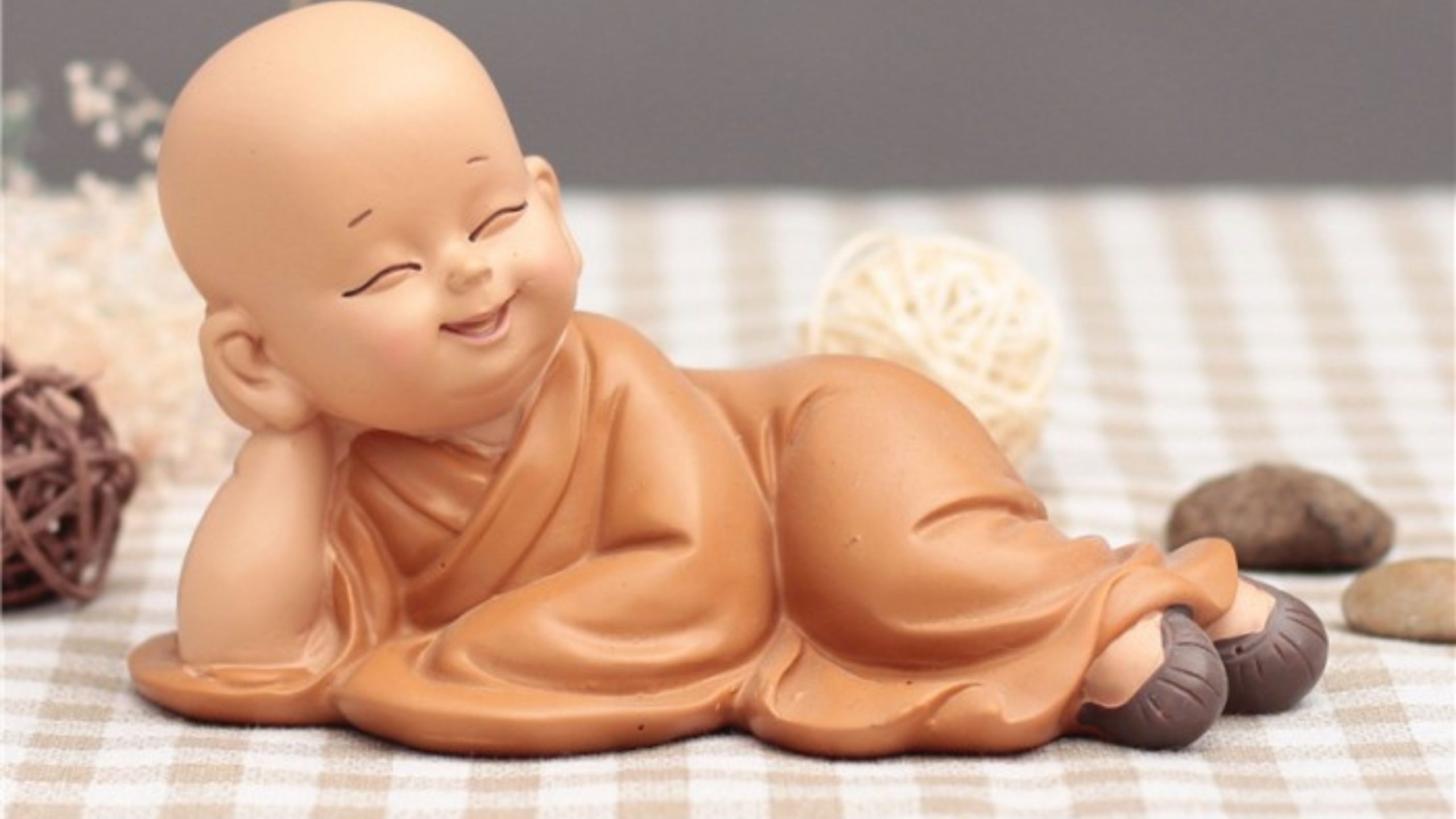 Một chú tiểu tượng một vị sư đang nằm.