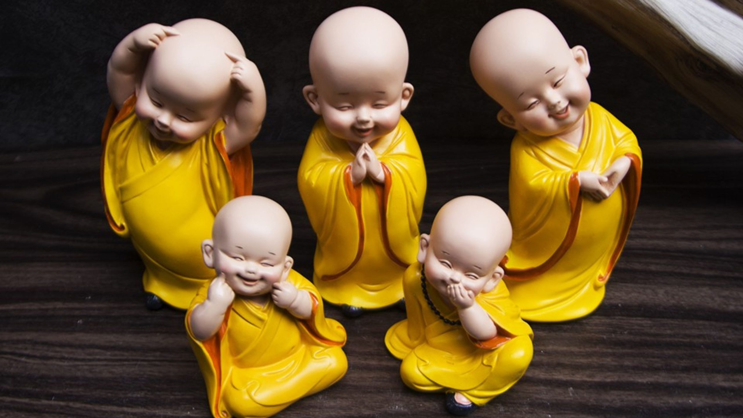 Nhóm tượng chú tiểu trên bàn.