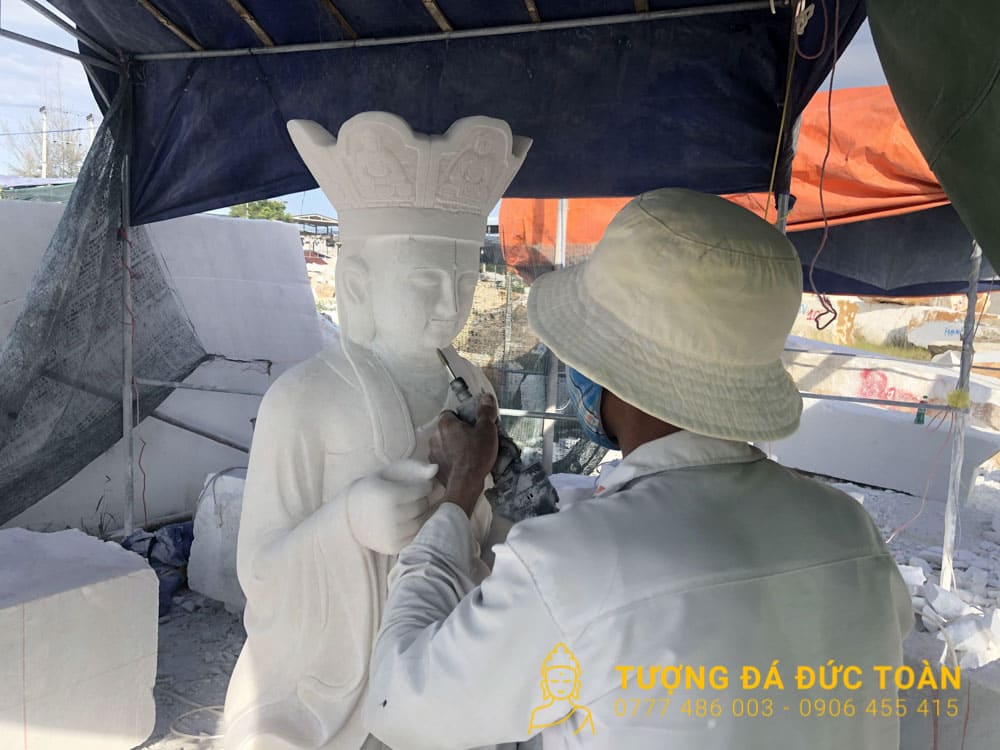 Công đoạn mài tượng Phật Địa Tạng bằng đá