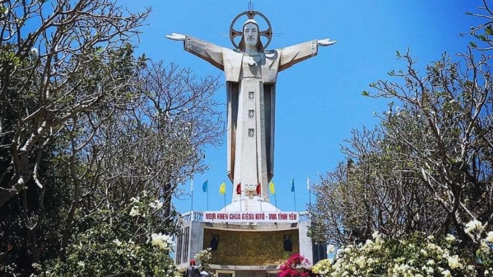  tượng Chúa dang tay bằng đá