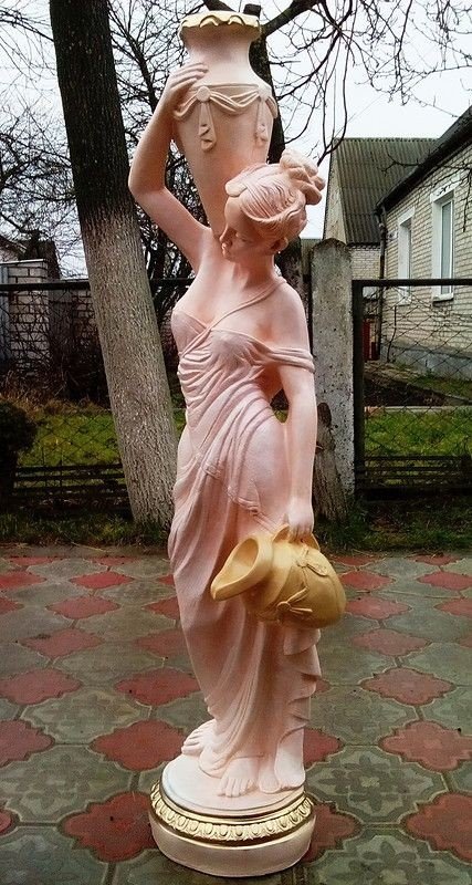 tượng cô gái đổ nước