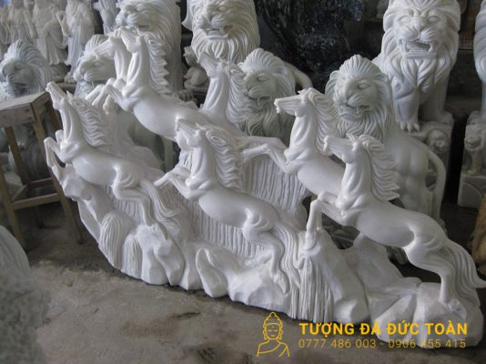 tượng ngựa bằng đá