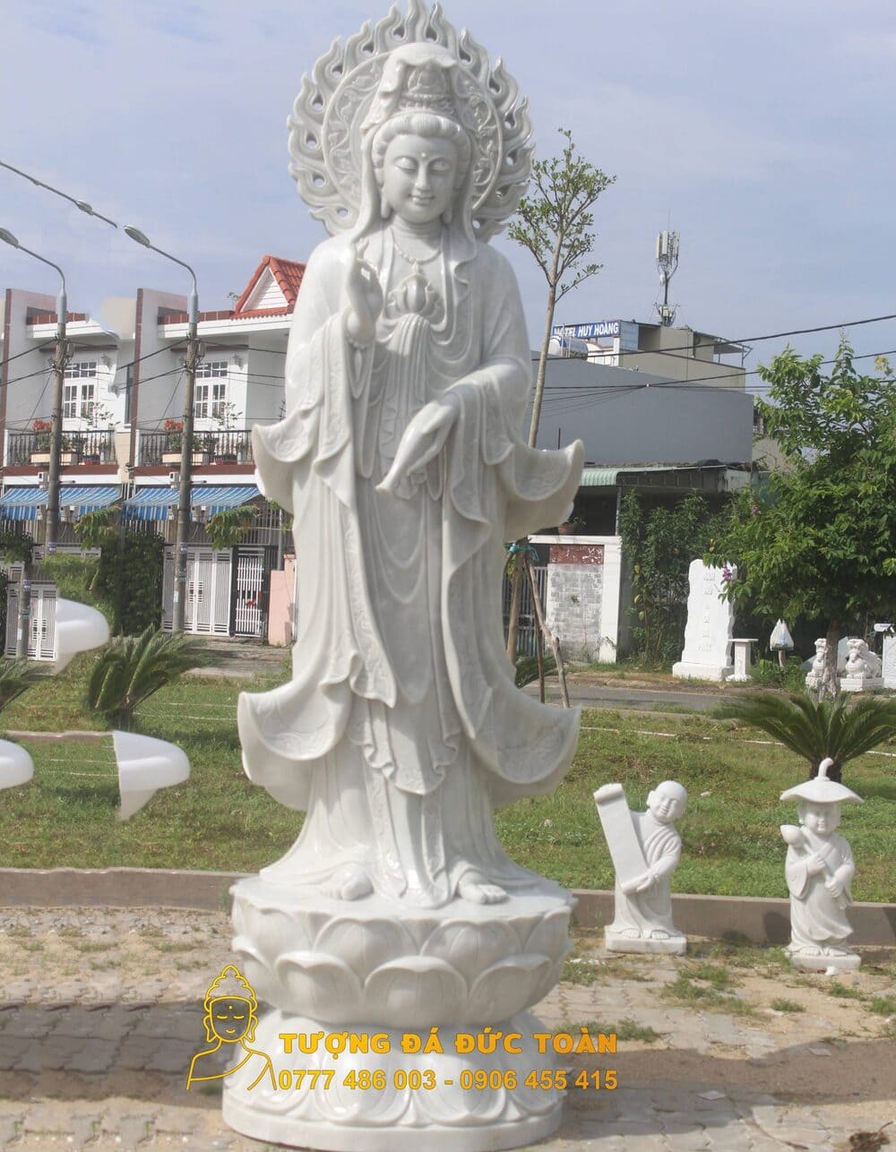 Tượng Quan Âm bằng đá