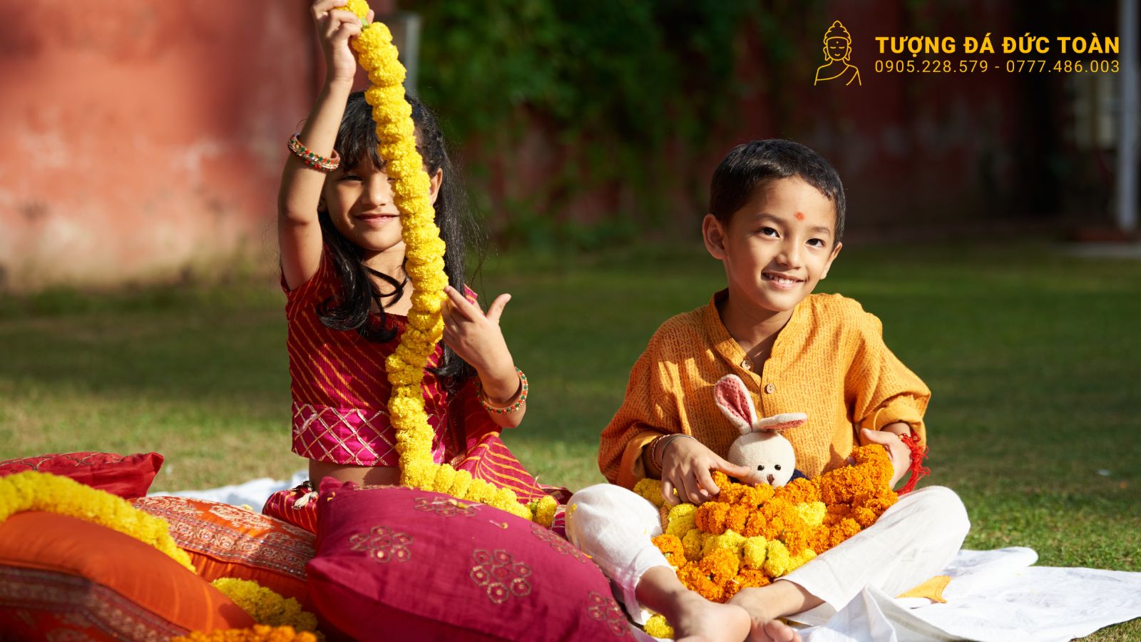 2 đứa bé đang vui vẻ tận hưởng lễ hội gì