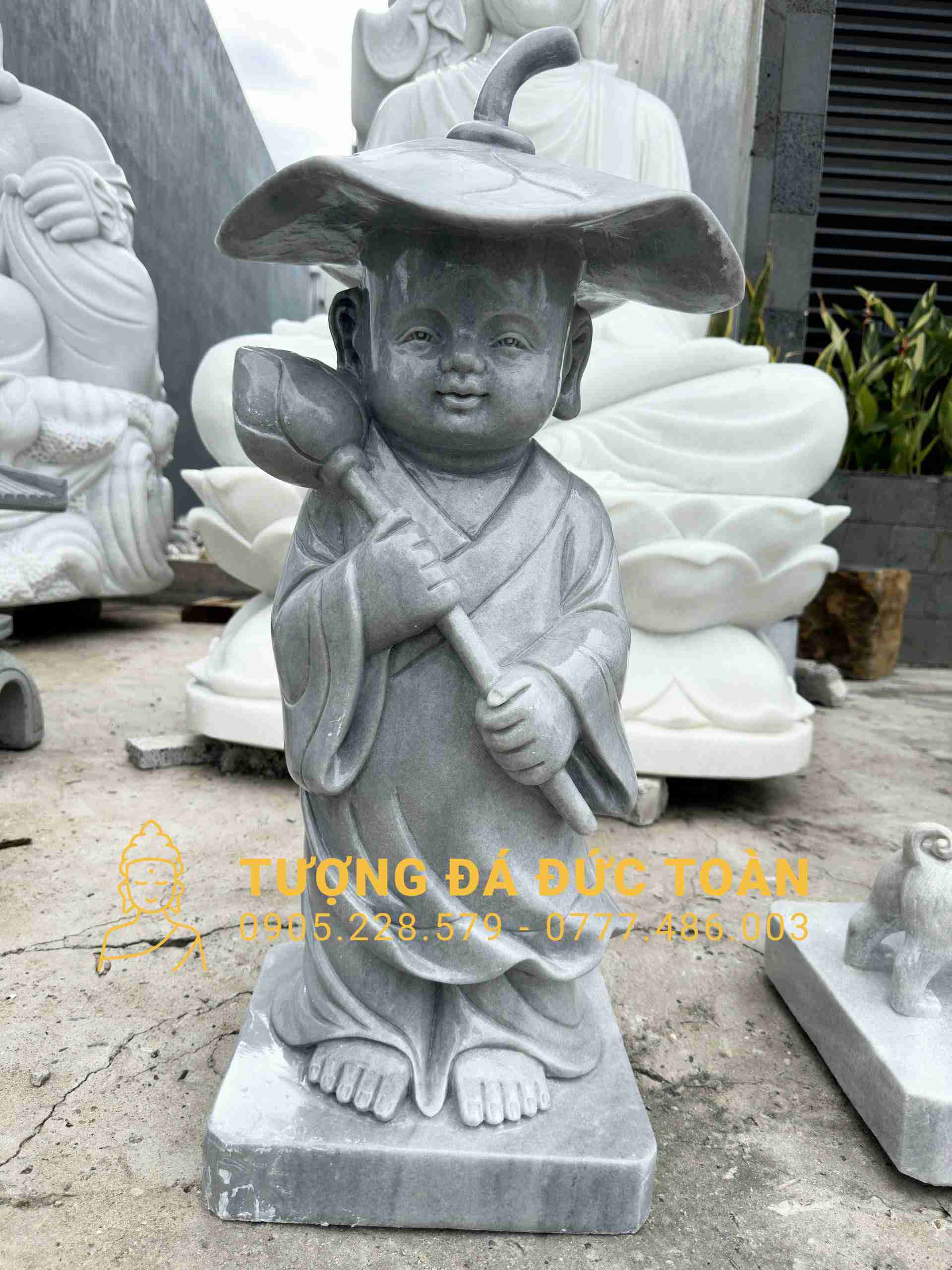 Tượng Chú Tiểu Cầm Hoa Sen Cao 60cm Đá Cẩm Thạch Xám – Vẻ Đẹp An Nhiên & Phong Thủy