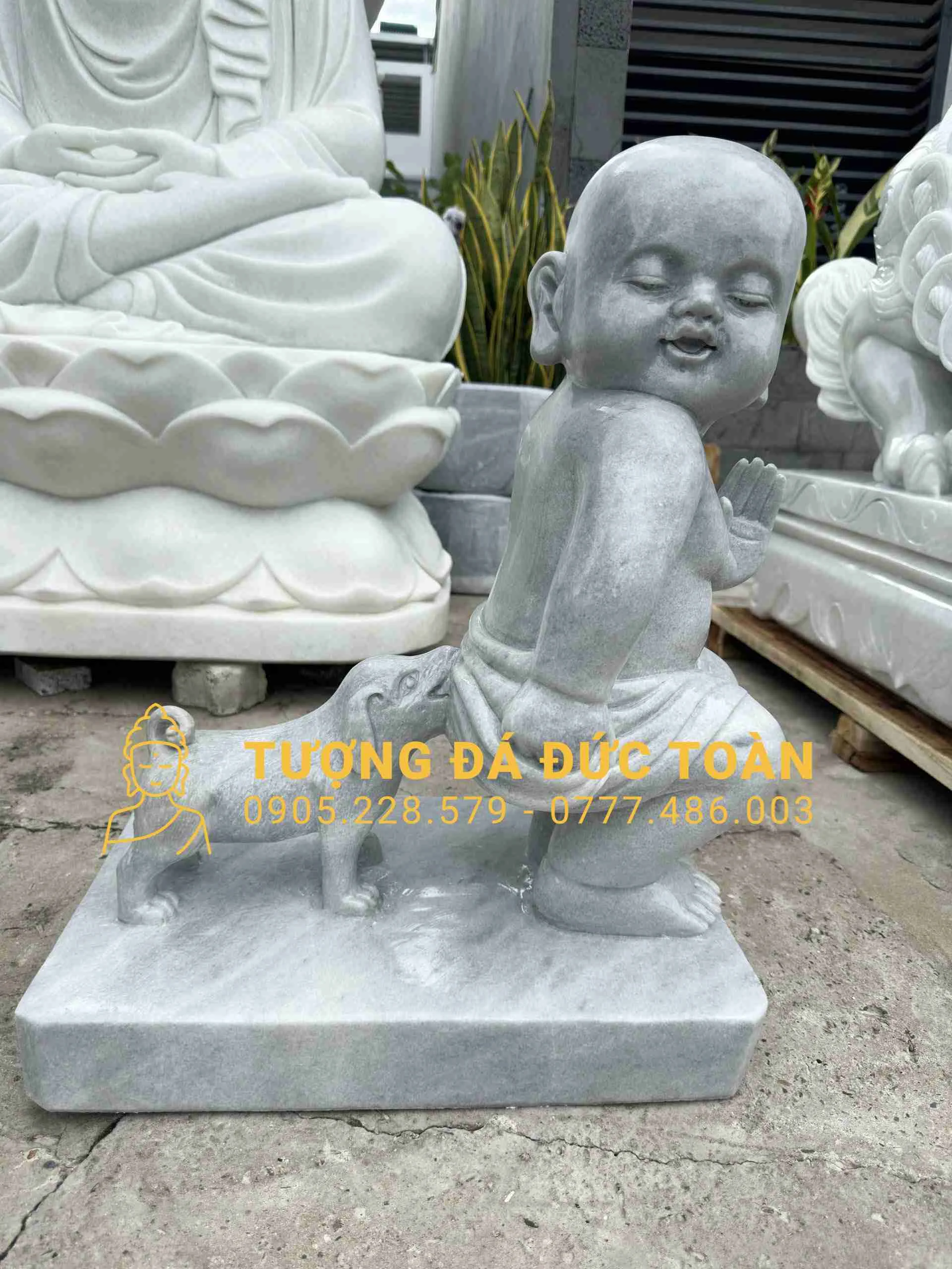 Tượng Chú Tiểu Đá Cẩm Thạch Xám Đẹp Nguyên Khối