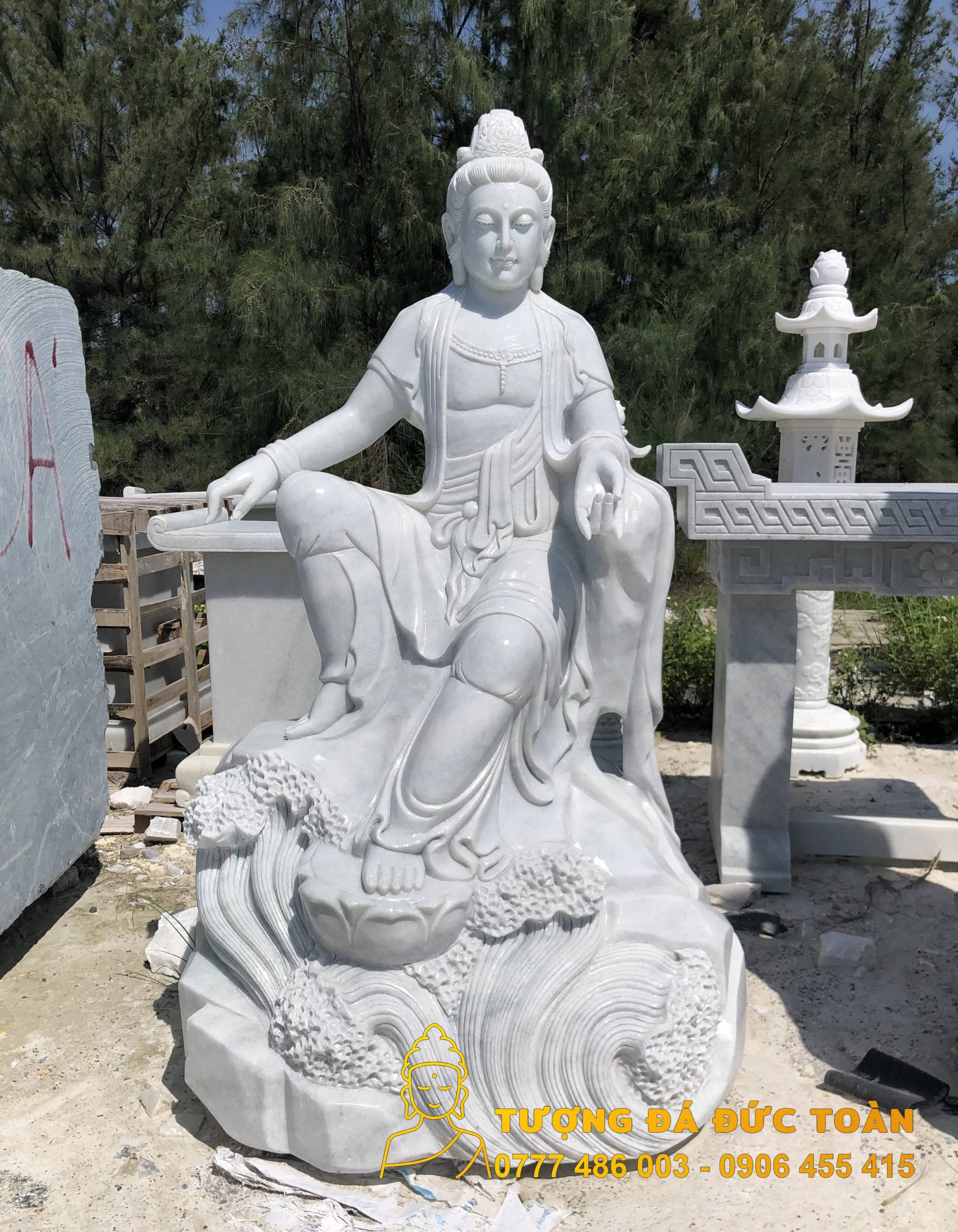 Mẫu tượng Quán Tự Tại Bồ Tát đá đẹp