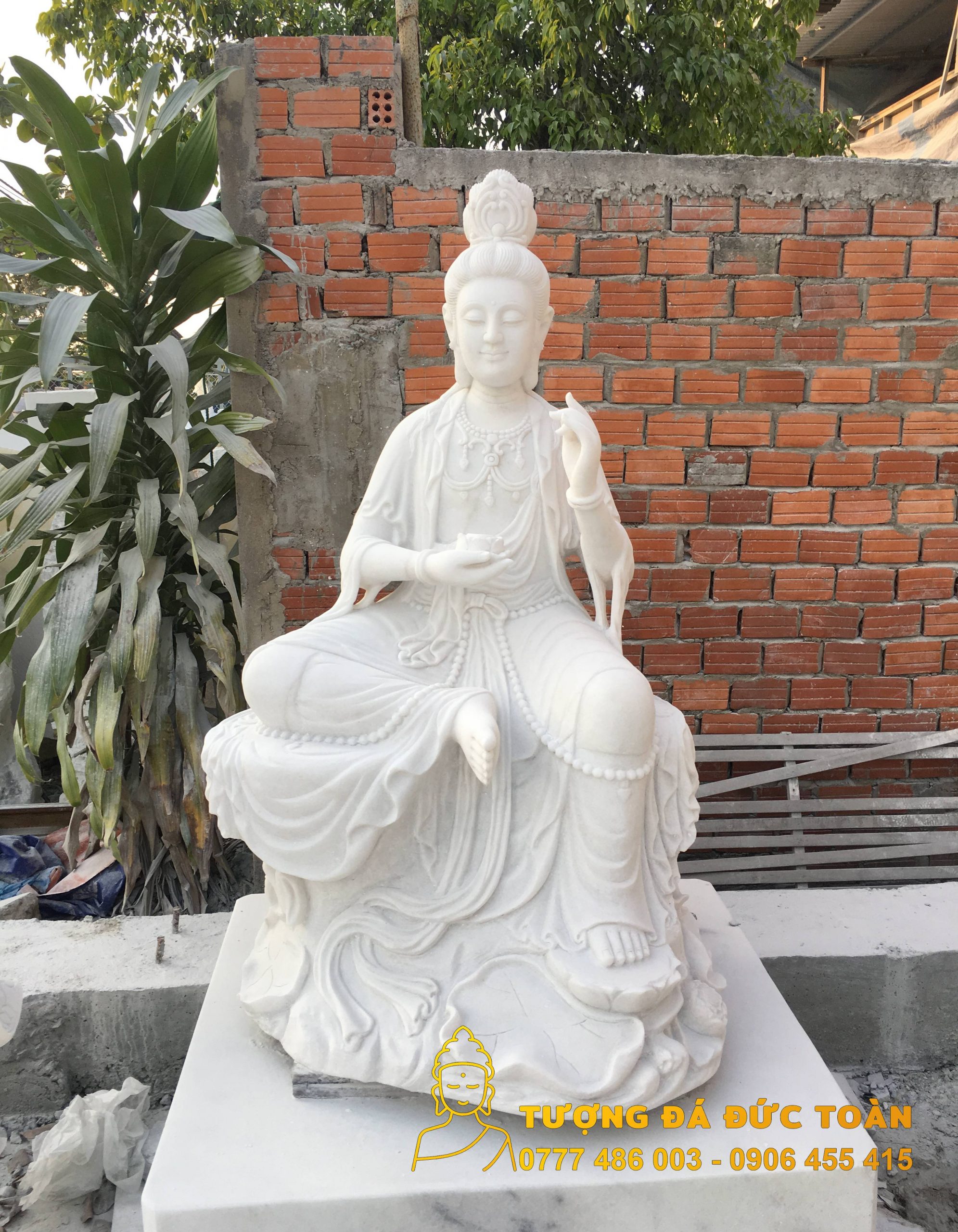 Tượng Quán Tự Tại Bồ Tát đá cẩm thạch trắng nguyên khối