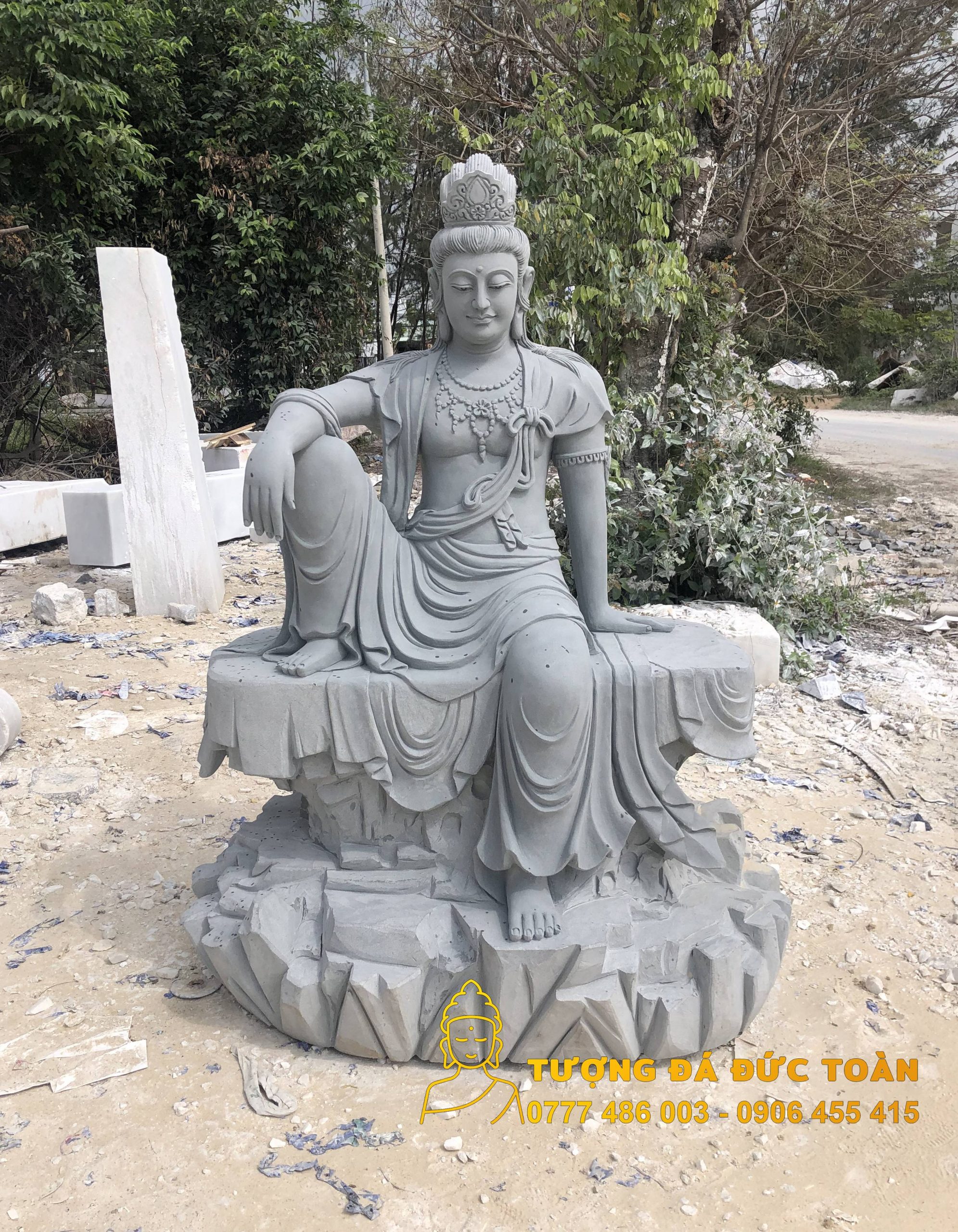 Mẫu tượng Quán Tự Tại Bồ Tát đá cẩm thạch xám nguyên khối