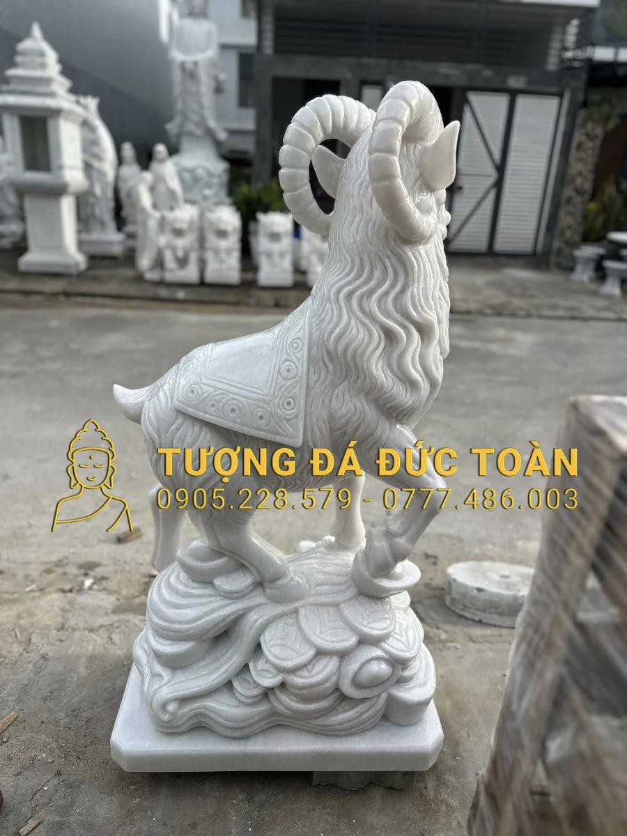 Một bức tượng mở miệng được gọi là Lực Sĩ Kim Cang. Bức tượng ngậm miệng còn gọi là Mật Tích Kim Cang hay Hồng hình.