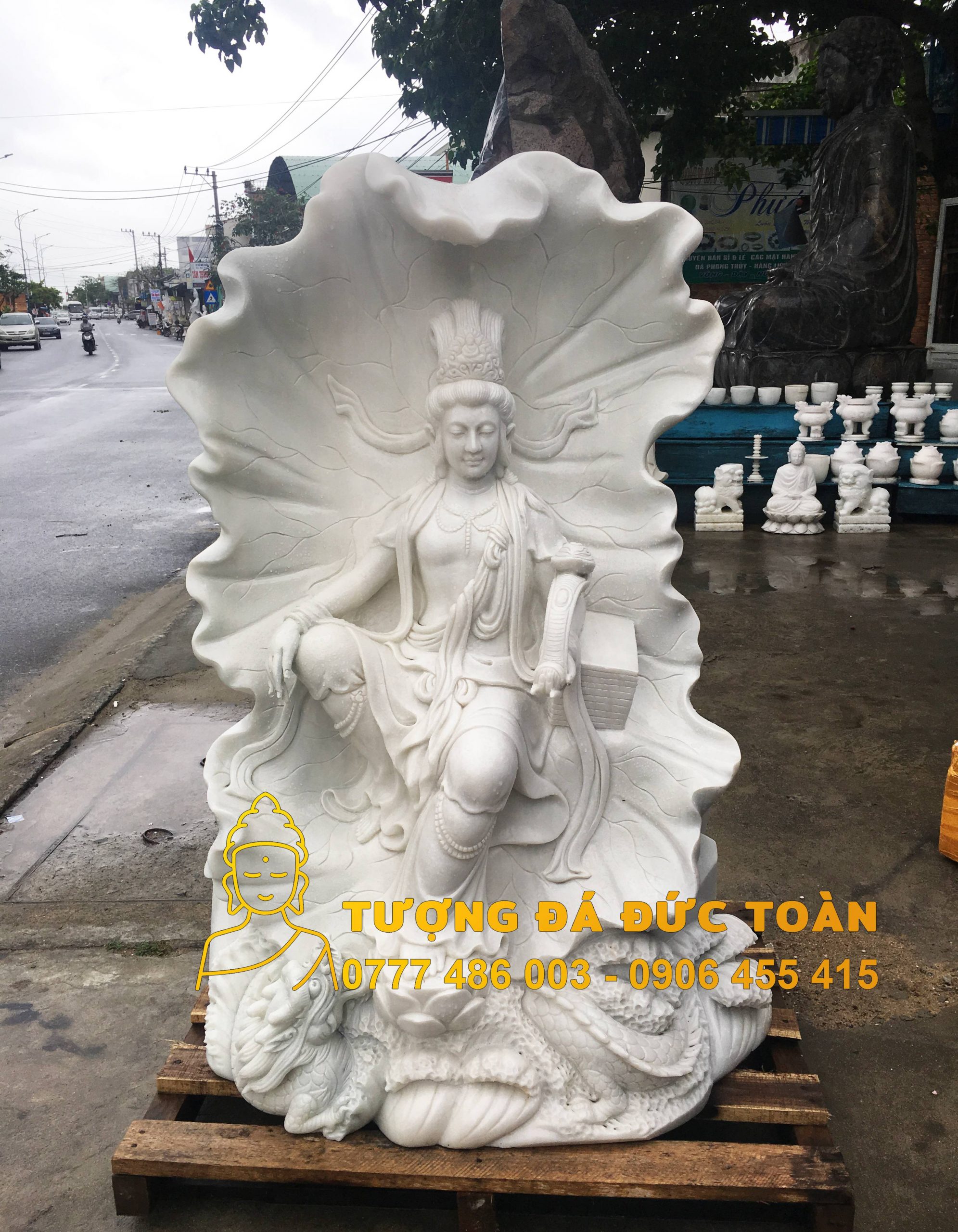 Bán Tượng Quán Tự Tại Bồ Tát ngồi trên lá sen
