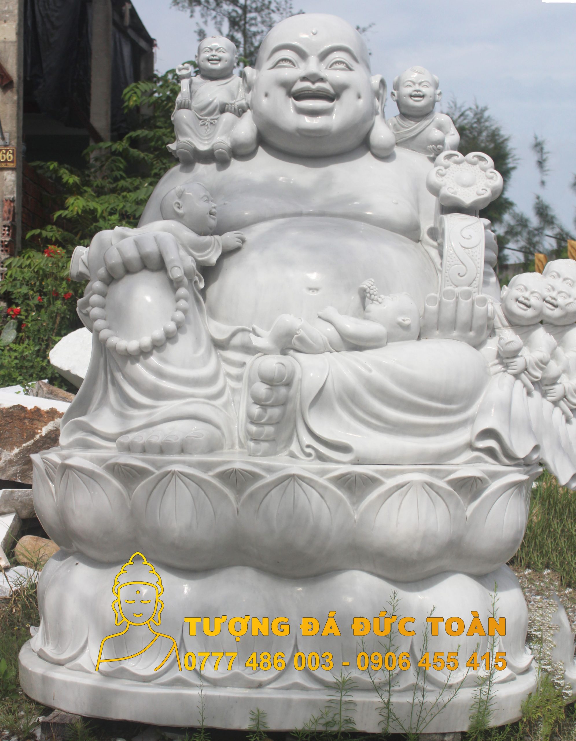 Tượng Phật Di Lặc ngồi cầm gậy như ý