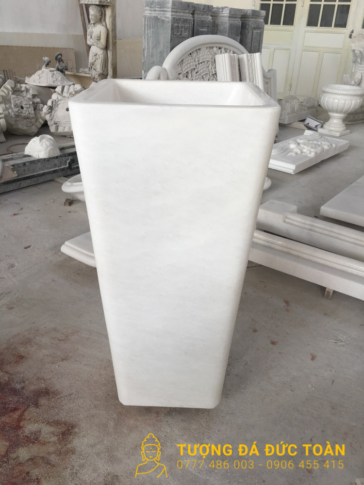 Chi tiết lòng lavabo đá trắng trụ đứng dáng thuôn