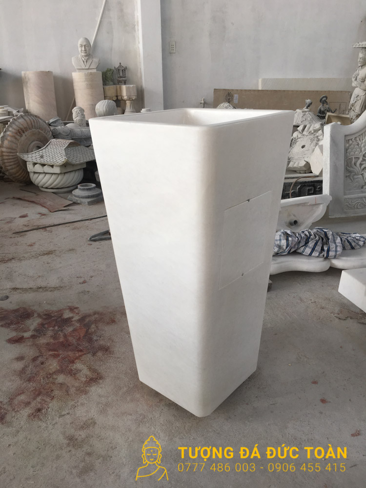 lavabo đá trắng trụ đứng dáng thuôn nhìn từ góc nghiêng