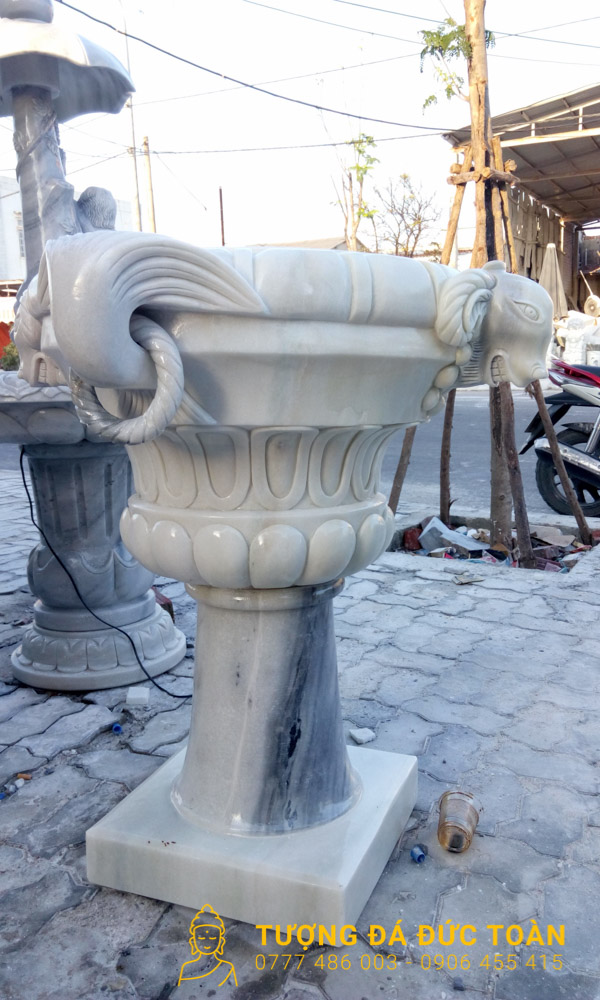 Góc nghiêng chậu đá cho thấy tay cuộn và dải cánh trang trí