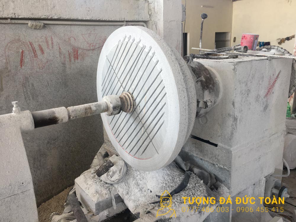 Lavabo đá xám tròn bóng nguyên khối trong quá trình hoàn thiện