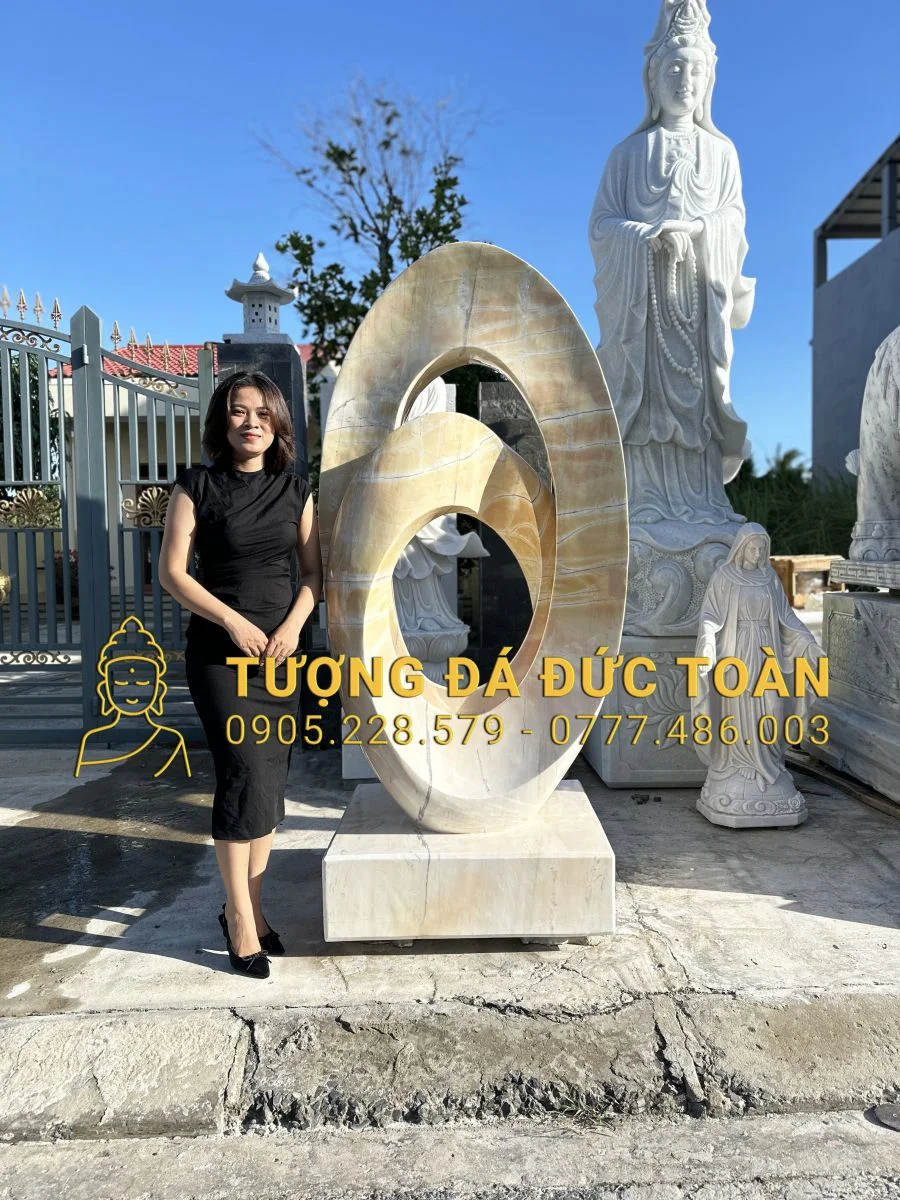 TƯỢNG NGHỆ THUẬT BẰNG ĐÁ CẨM THẠCH VÀNG NGUYÊN KHỐI.