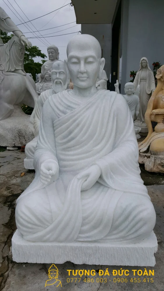 Tượng một vị Thập Đại Đệ Tử dáng ngồi nhìn tổng thể