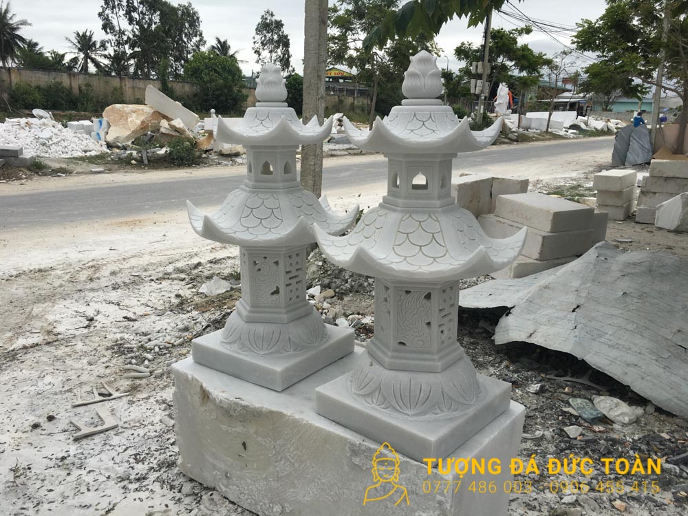Bề mặt đá cẩm thạch trắng của đèn đá