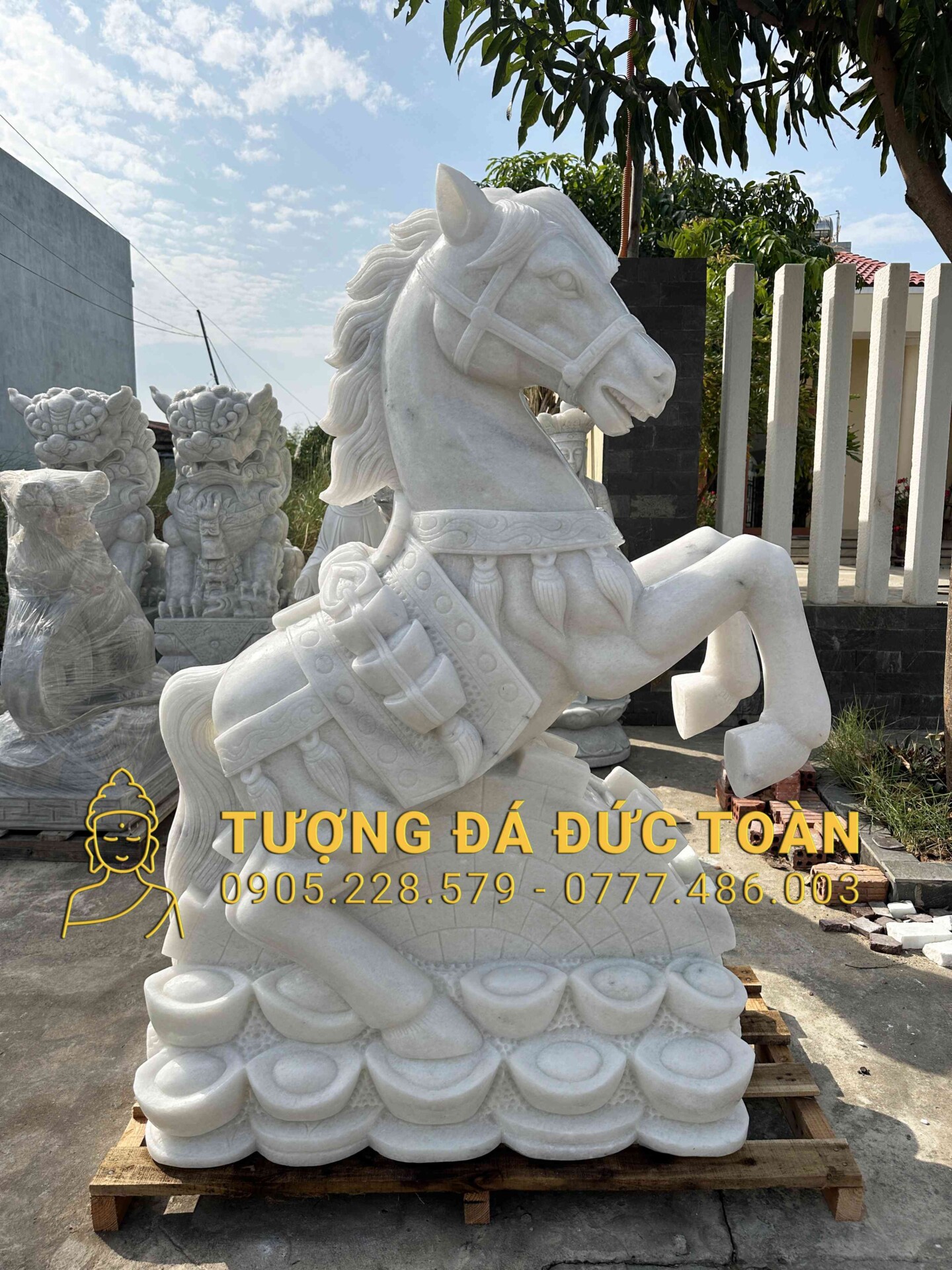 TƯỢNG NGỰA ĐÁ ĐỨNG TIỀN VÀNG ĐÁ TRẮNG NGUYÊN KHỐI ND_10