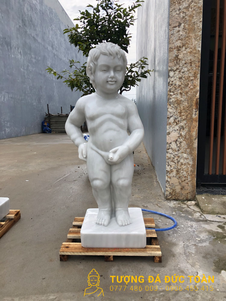 TƯỢNG CẬU BÉ ĐỨNG TÈ NƯỚC BỈ