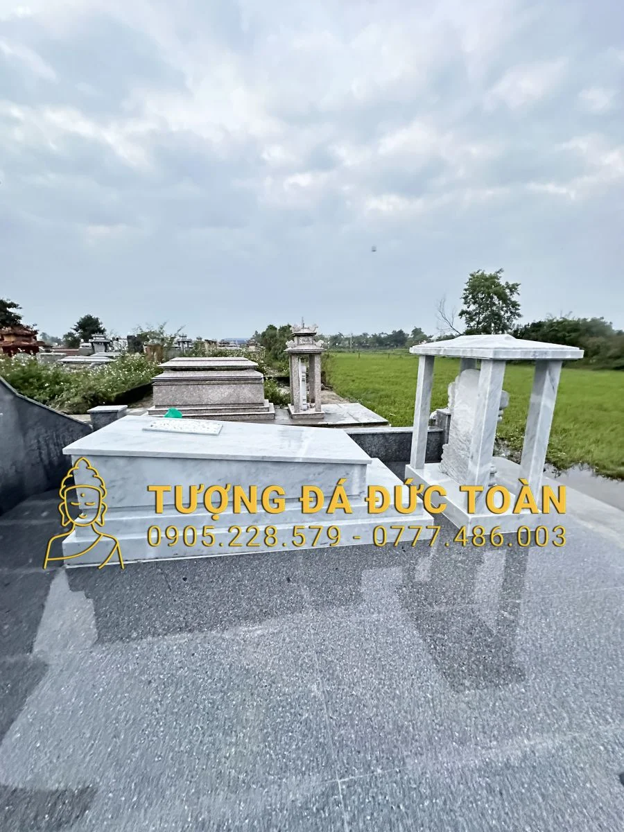 Gia Công Mộ Bằng Đá Nguyên Khối Lắp Ghép Thủ Công Tại Đà Nẵng