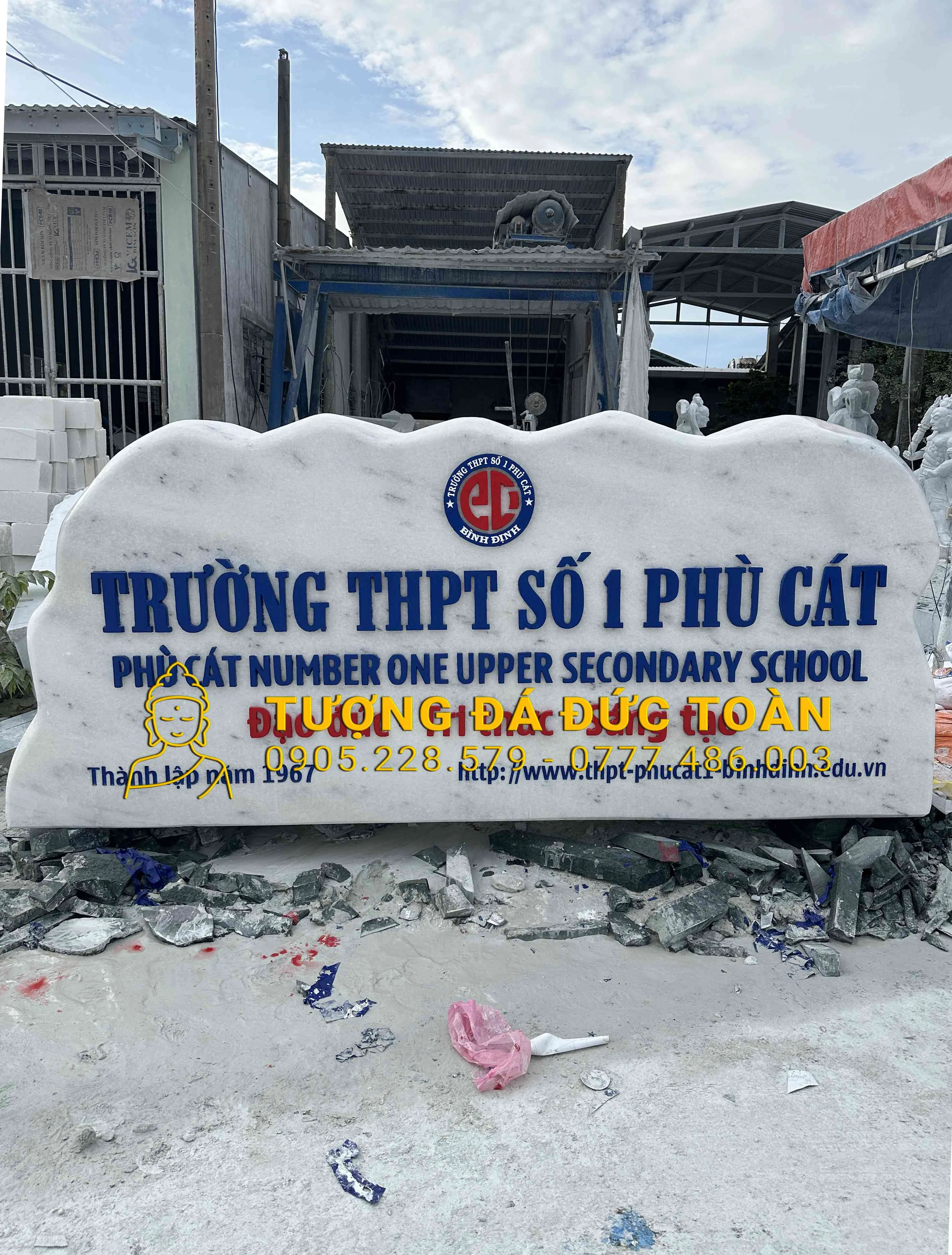 THI CÔNG BẢNG HIỆU ĐÁ NGUYÊN KHỐI CHO TRƯỜNG HỌC