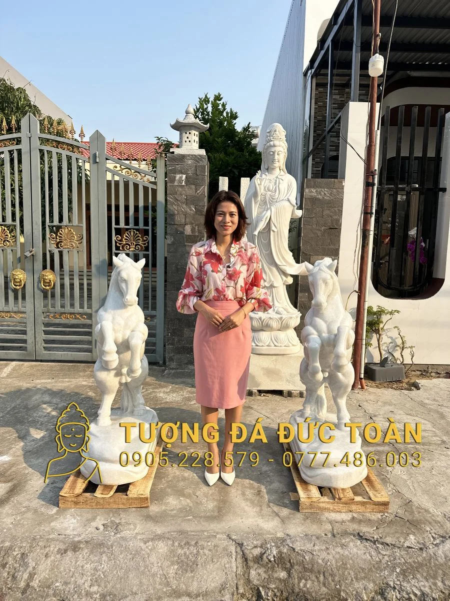 TƯỢNG NGỰA ĐÁ CẨM THẠCH TRẮNG NGUYÊN KHỐI CAO 1,2M