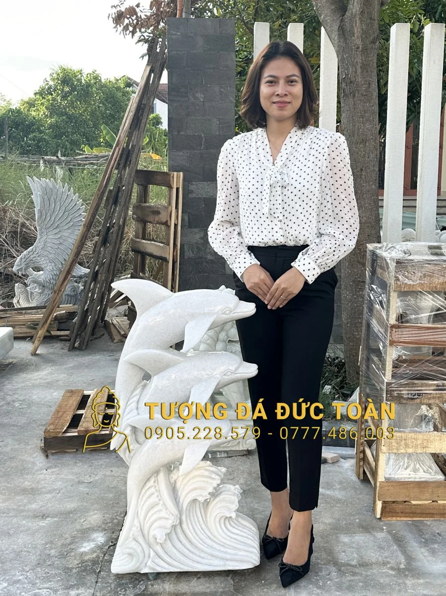TƯỢNG CÁ HEO PHUN NƯỚC ĐÁ TRẮNG CAO 1M