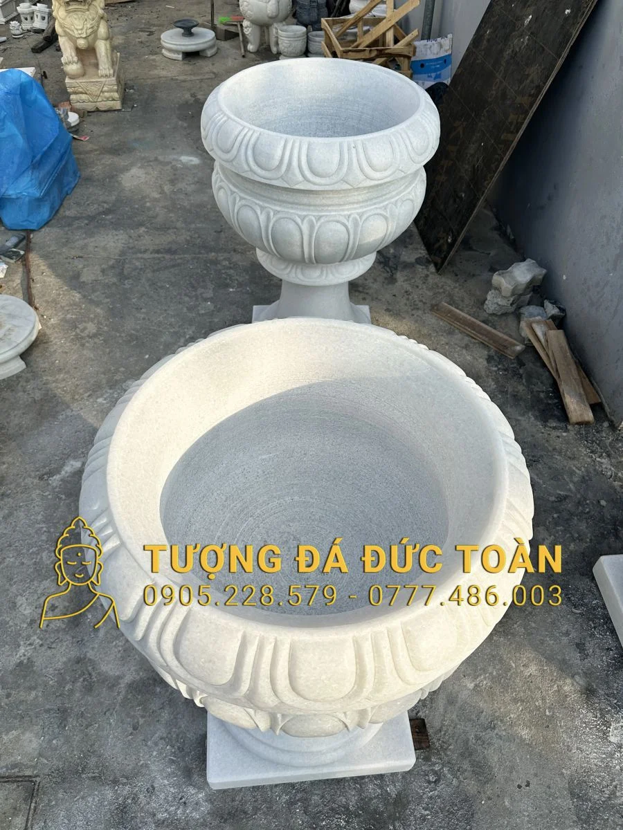 Chậu hoa đá trắng nguyên khối cao 1,2 m ở góc nhìn bổ sung