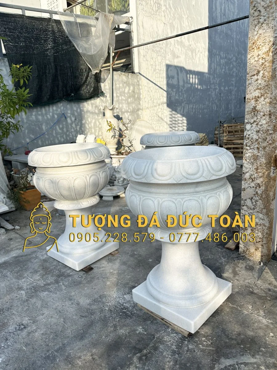 Chi tiết cánh sen lớn quanh miệng và thân