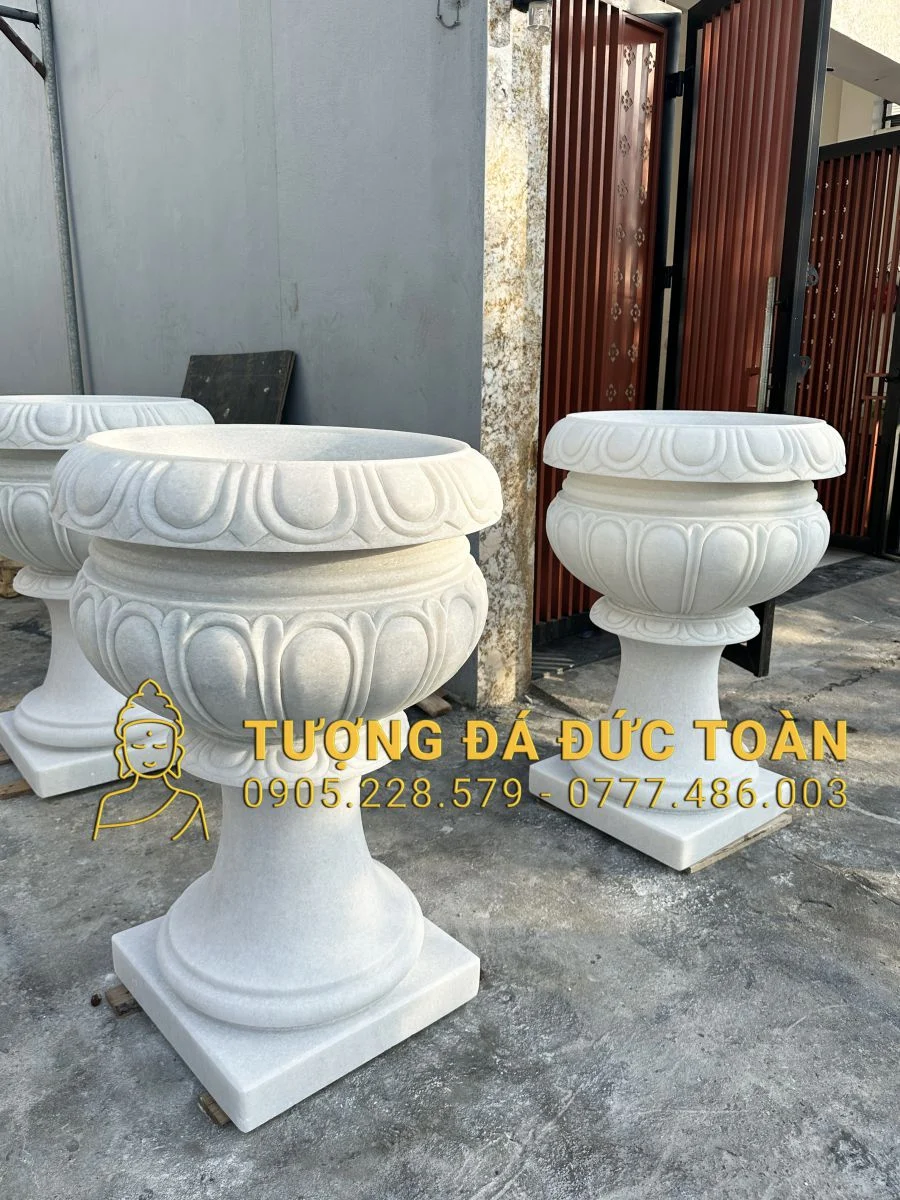 Chậu hoa đá trắng nguyên khối cao 1,2 m nhìn tổng thể