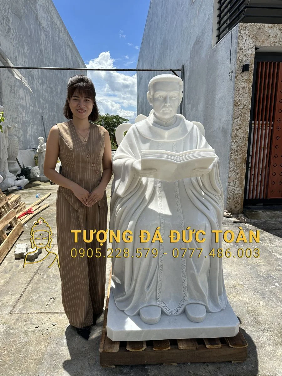 TƯỢNG CHA TRƯƠNG BỬU DIỆP NGỒI ĐỌC SÁCH CAO 1,5M BẰNG ĐÁ