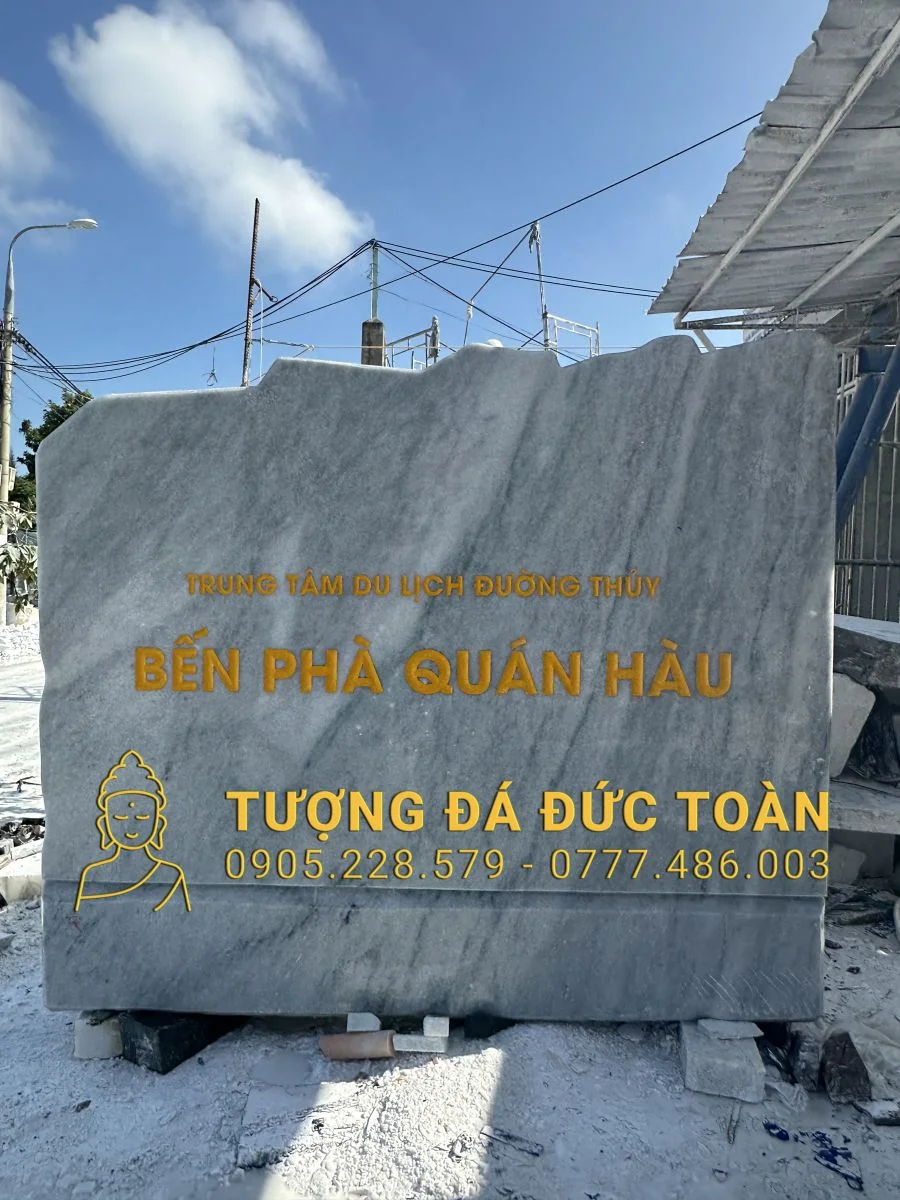 GIA CÔNG BẢNG HIỆU ĐÁ TRẮNG NGUYÊN KHỐI