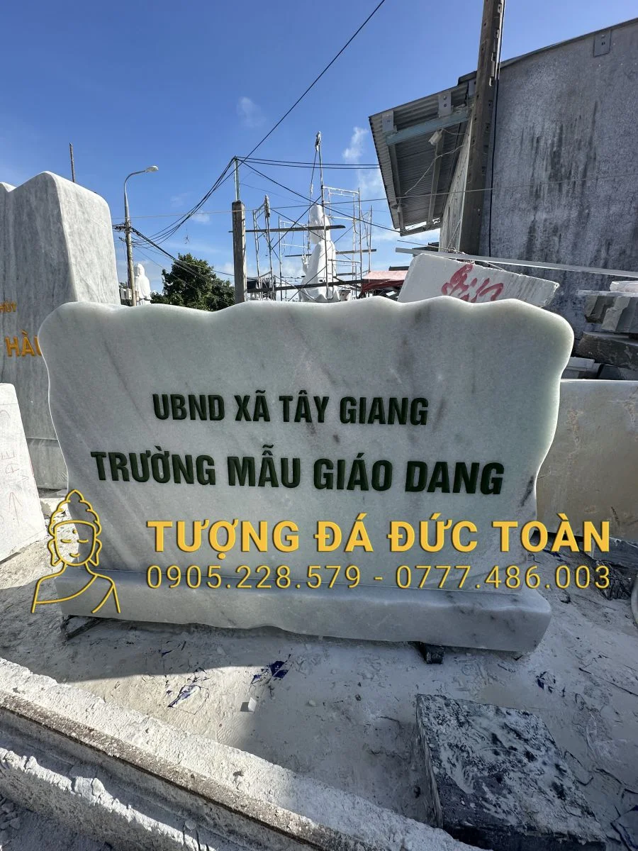 GIA CÔNG BẢNG HIỆU ĐÁ NGUYÊN KHỐI CHO TRƯỜNG HỌC