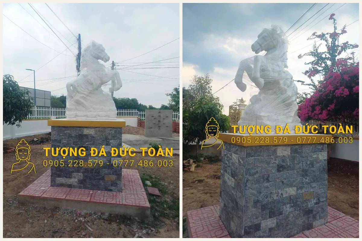Tượng ngựa đá đặt ngoài sân trên bệ đá